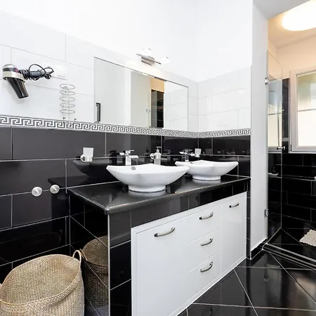 Awesome In With Kitchen Split