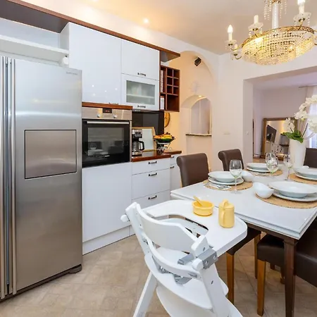 Апартаменты Awesome In With Kitchen